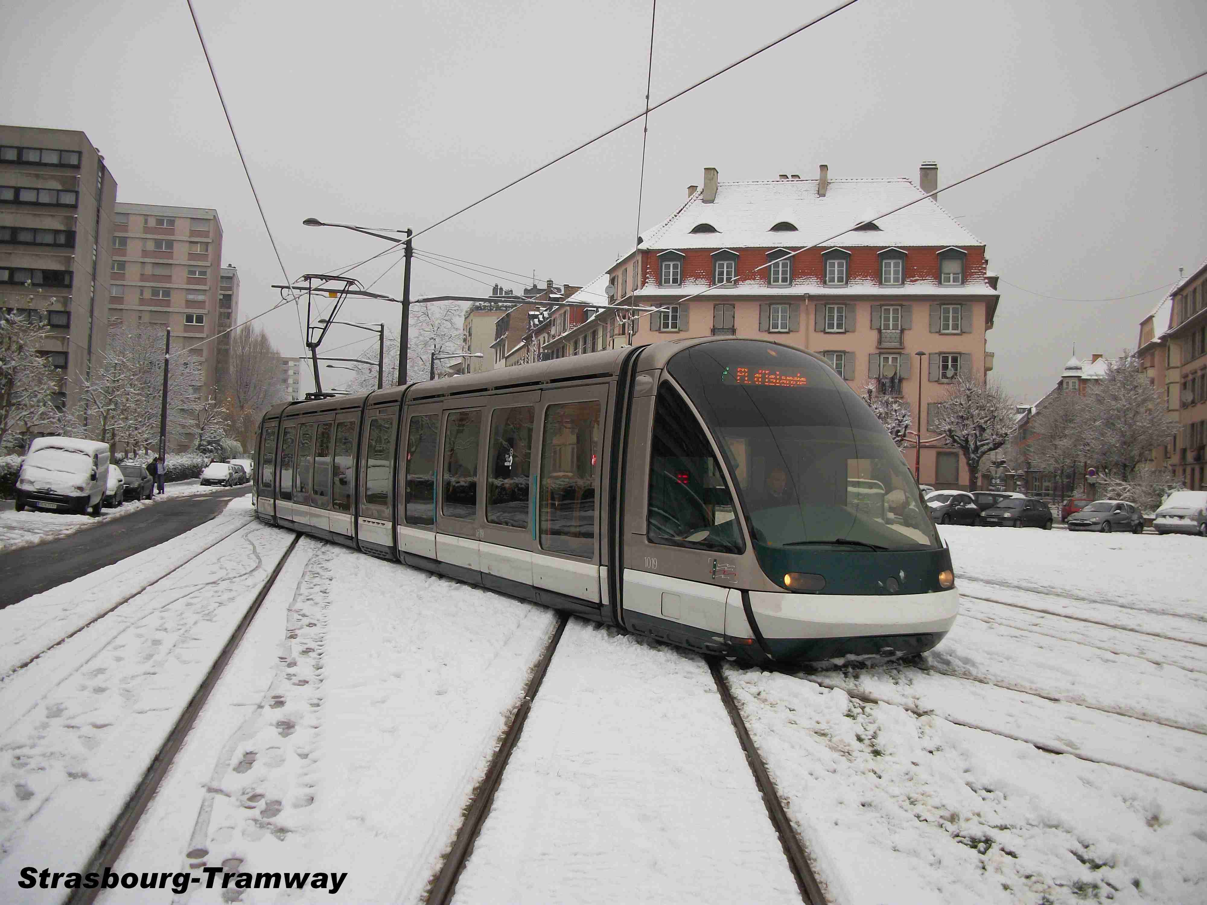 L'Eurotram n 1019 dans la double communication d'avant-station.
